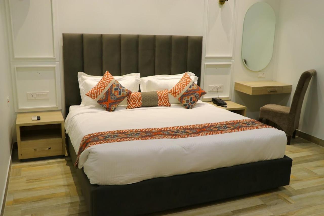 Готель Elegance Regency Khanna  Екстер'єр фото